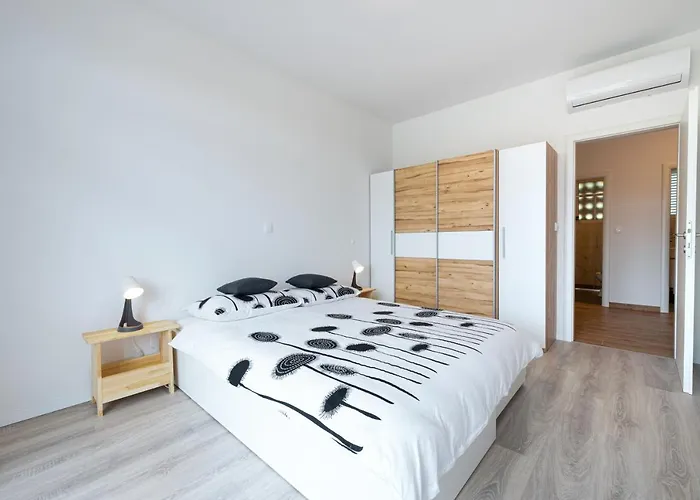 Pinegrove 두브로브니크