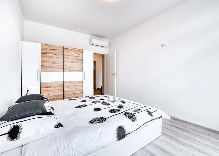 Pinegrove 두브로브니크