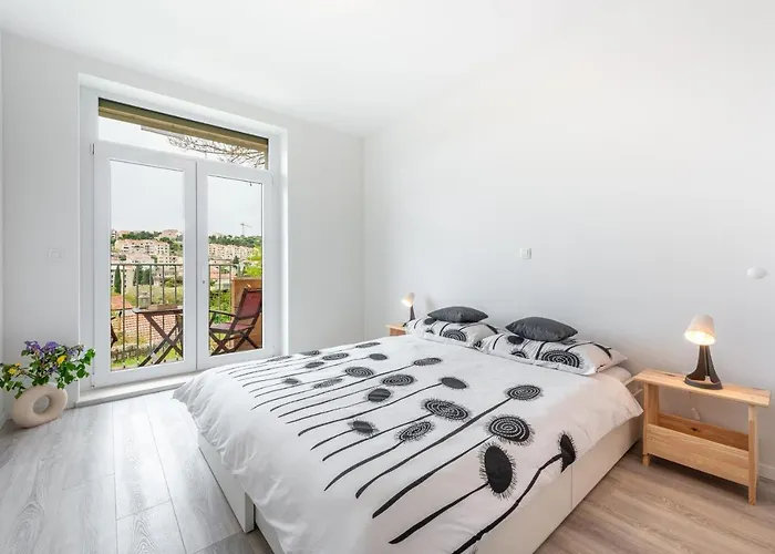 Pinegrove 두브로브니크