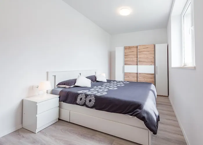 Pinegrove Apartment *